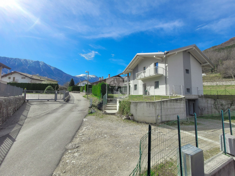 Foto villa indipendente in vendita a Cavedine (Trento)