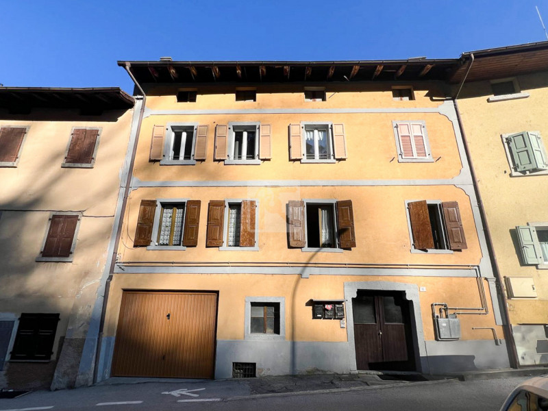 Foto appartamento in vendita a Tione di Trento (Trento)