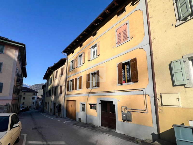 Foto appartamento in vendita a Tione di Trento (Trento)