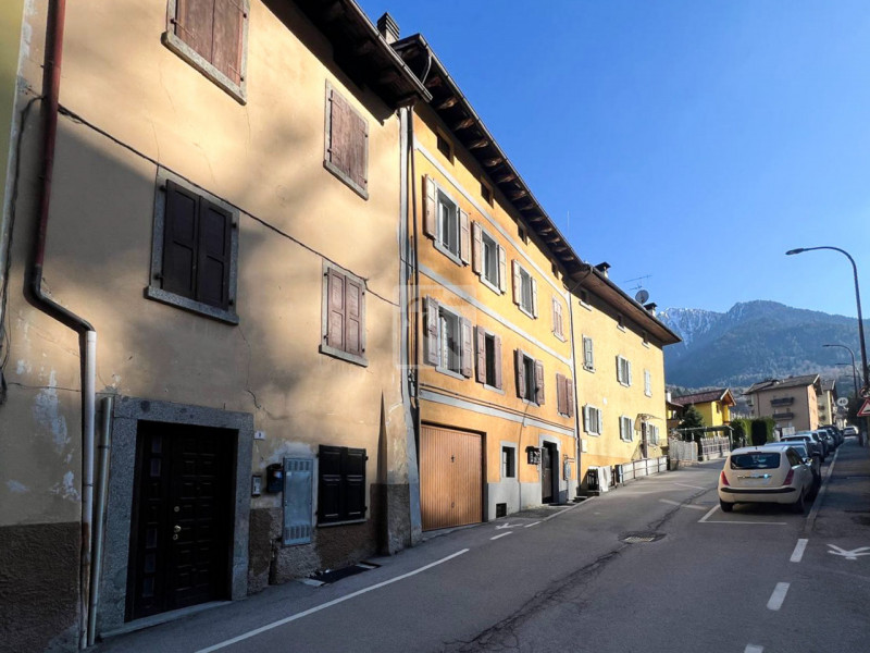 Foto appartamento in vendita a Tione di Trento (Trento)