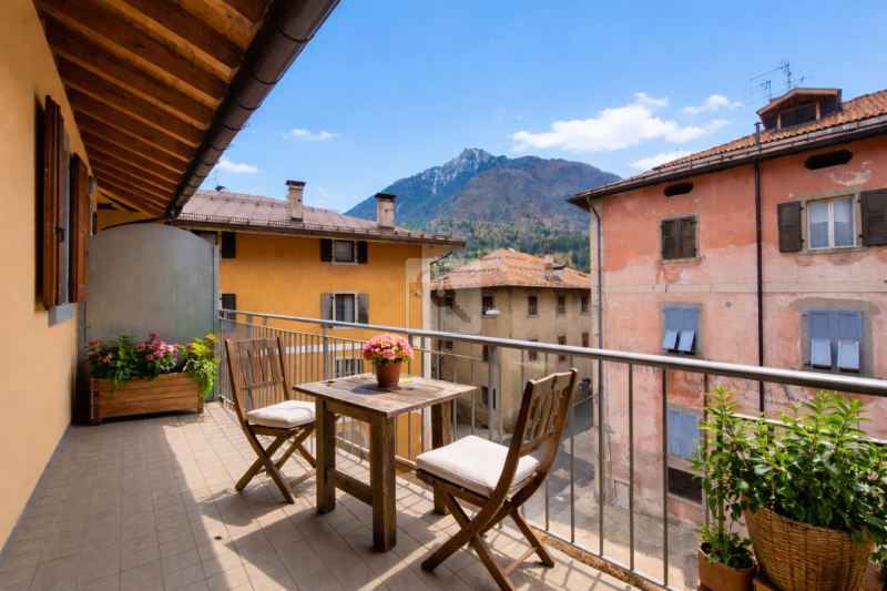 Foto appartamento in vendita a Tione di Trento (Trento)